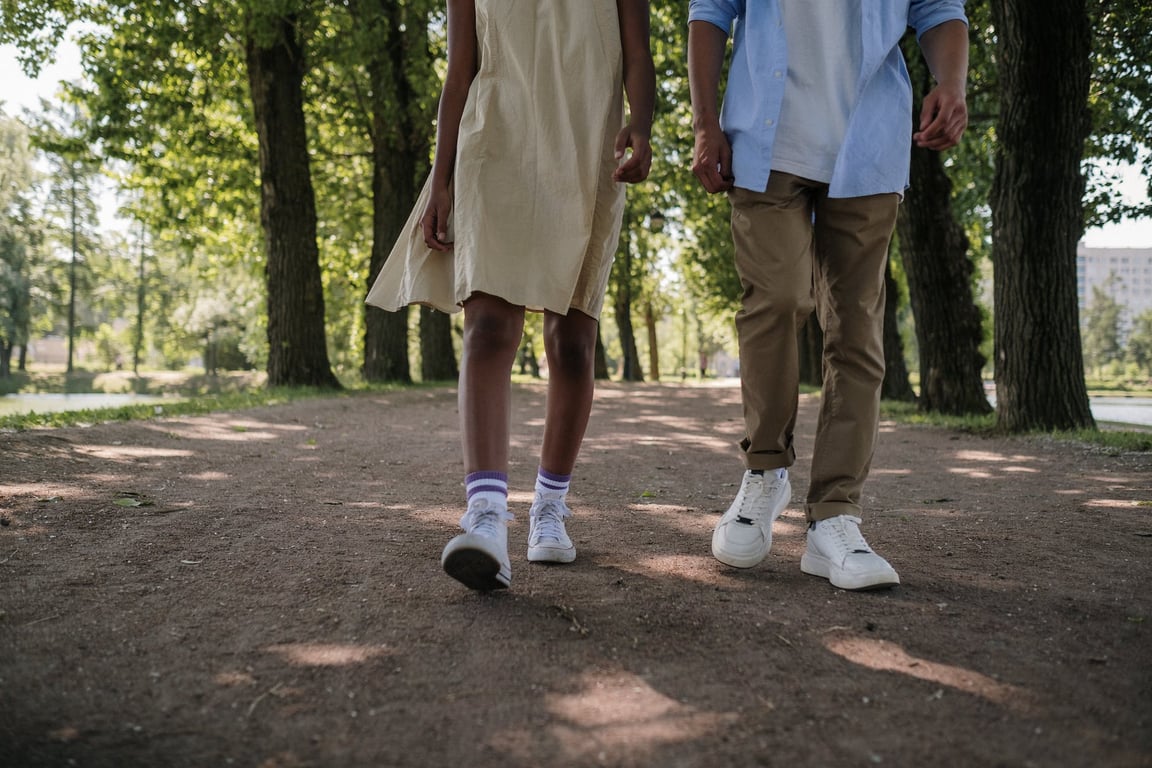 Deux adolescents marchant dans le parc