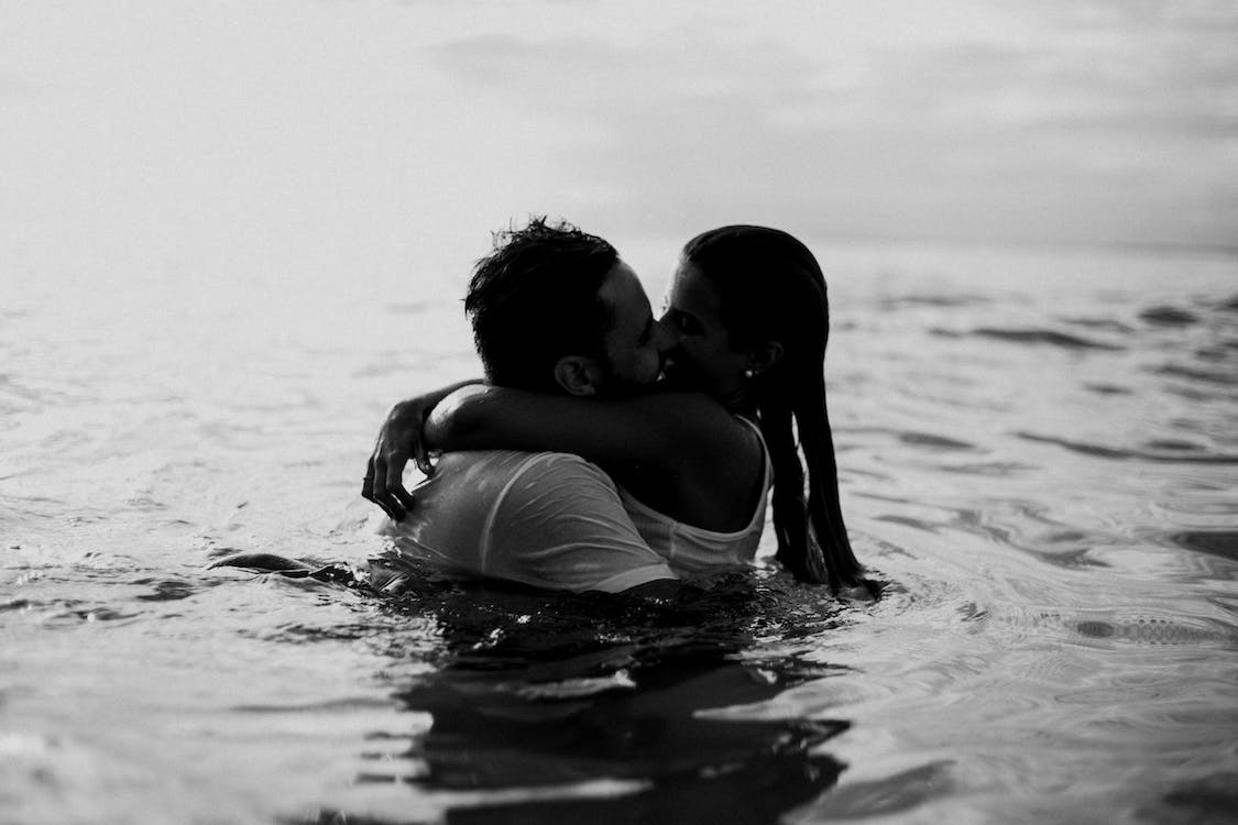 Un homme et une femme s'embrassant dans l'eau